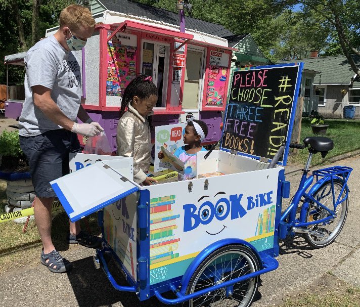 Love the work that <a href="/readingnownet/">Reading Now Network</a> is doing! This #icicletricycles trike has free children's books at checkout! Photo from @Kyle_Mayer1
#freebooks #bookbike