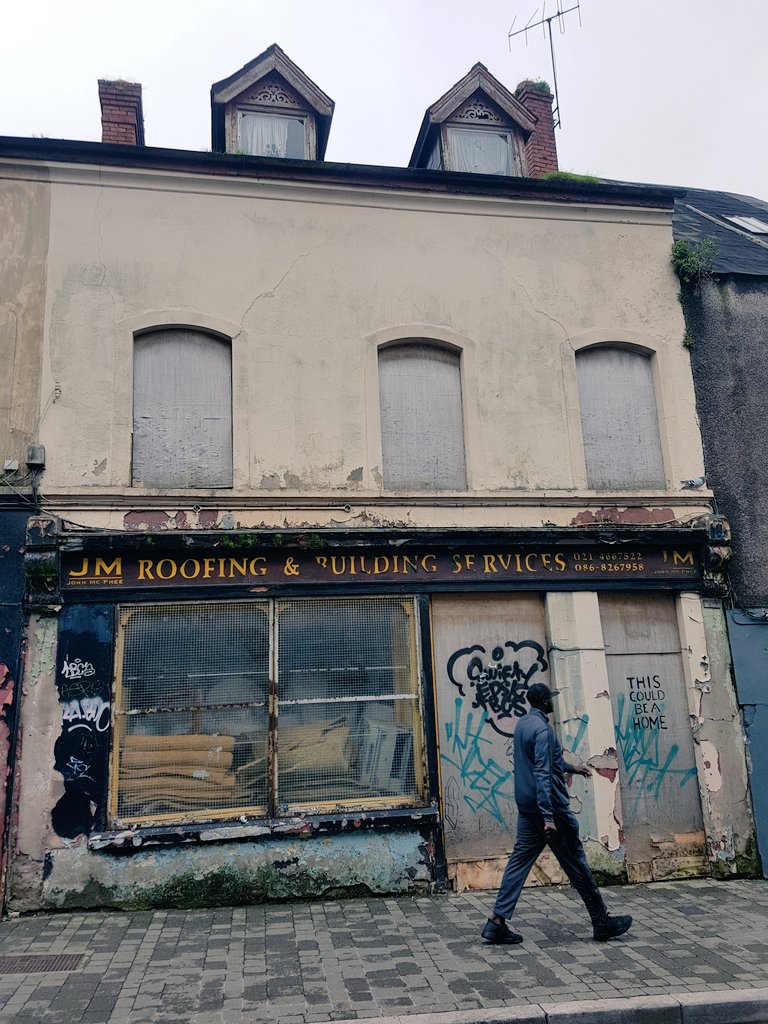 posted this character empty property's neighbour earlier in the thread, check out the lovely window features overheadshould be someone's home, workspace, great central location too  #Cork #housingforall  #dereliction  #regeneration  #not1home  #socialcrime