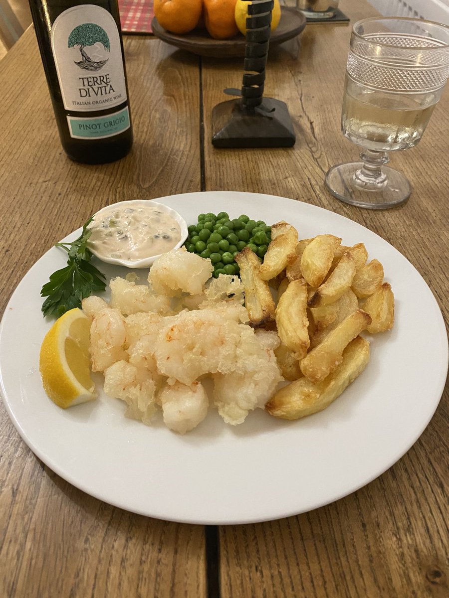MarrisRobert's tweet photo. Reliving the 1970’s with scampi and chips - red shrimps in tempura batter with minted peas and homemade chips #lamiacucina #scampi #chips #tempurabatter #pinotgrigio #1970’s #homemade #homecooking #homecook https://t.co/j9xcodp9a7