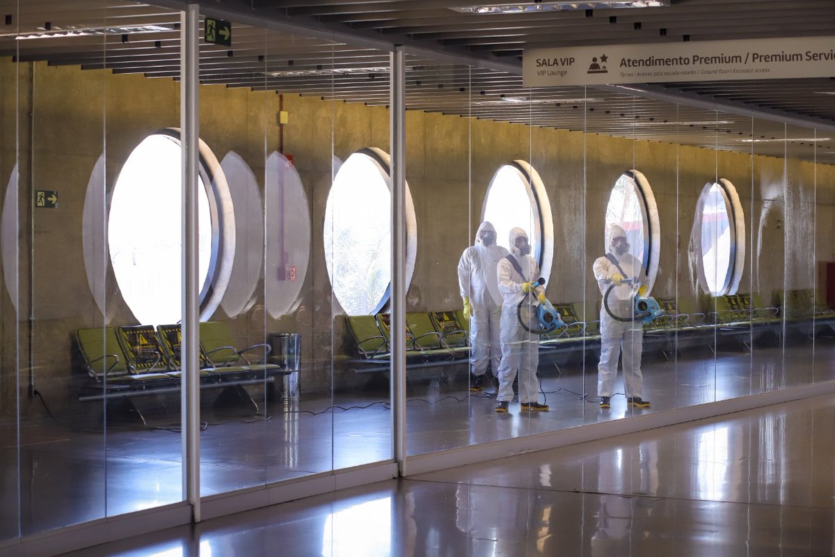 Hoje, o terminal internacional passou por uma desinfecção especial e completa. Faz parte de um processo meticuloso de sanitização.
Hmmmm... será que vem coisa boa por aí? #AeroportoBSB #Brasília https://t.co/FGvRRX12kB