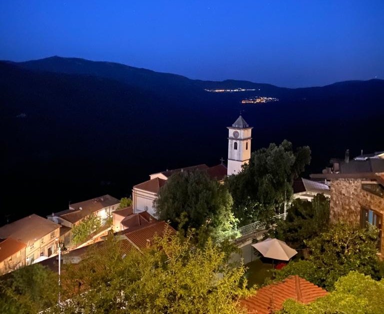 taniele_sanna's tweet image. Vile su chi sas jannas hat apertu
a s’istranzu pro benner cun sa serra
a fagher de custu logu unu desertu. 

(Vile chi ha aperto la porta al forestiero /perché venisse con la sega/e facesse di questo posto un deserto).

  Peppino Mereu

#PoesiePerLaSera
#VentagliDiParole

Tonara