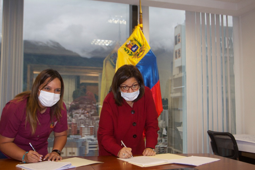 MinMujerVe's tweet photo. 📸 A fin de consolidar el sector productivo de las mujeres, la ministra para la Mujer @AsiaVillegas y la ministra para la Agricultura Urbana @gabycomunas firmaron convenio interinstitucional para el fortalecimiento del Plan "Mujeres Conuqueras" 🌱🌾🚜👩‍🌾

#VenezuelaAgroproductiva https://t.co/AbLL61nak0
