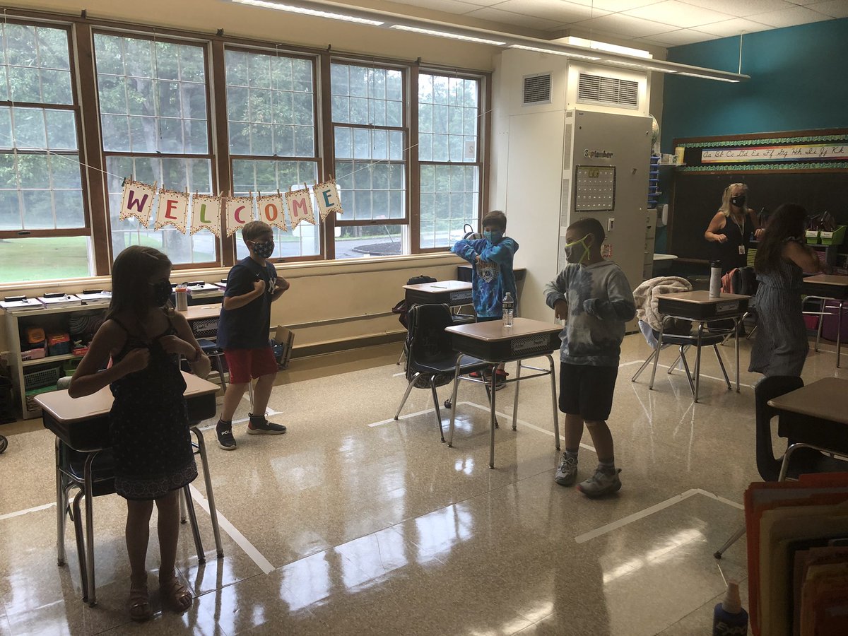 Great First Day “Chicken Dance 🐓 Macarena” Brain Break! Nice moves, Room 2!