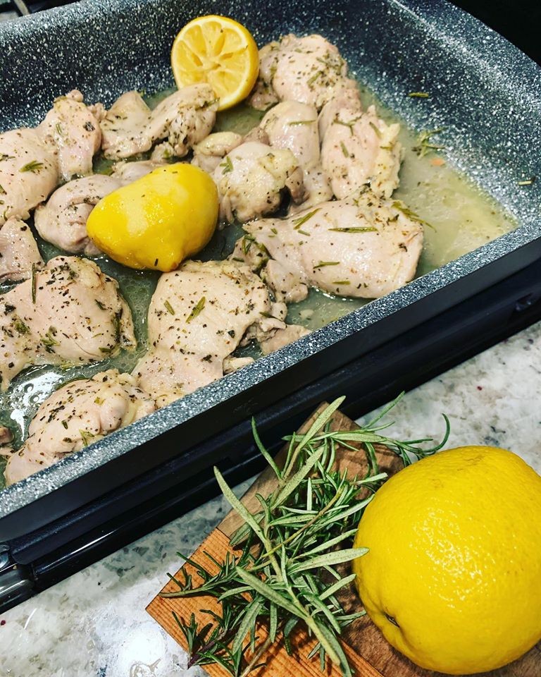 DaTerraCucina's tweet image. Take Your Cooking to a New Level with DaTerra Cucina&apos;s nonstick lasagna/roasting pan.  #cooking #cookwareupgrade #lemonchicken #rosemarychicken