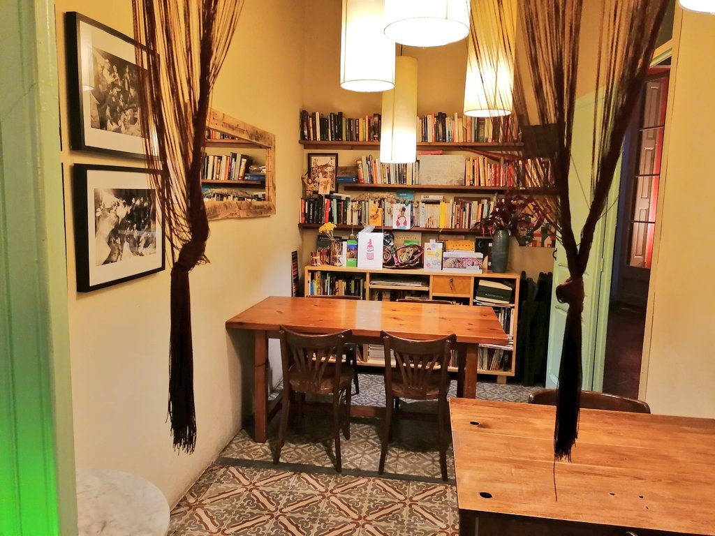 CarmeFenoll's tweet photo. 🍈 @BodegaLoPinyol: "vi, vermut, tapes, llibres" llegireu al cartell de l'entrada.
El regenta la bibliotecària Pau Raga, que cuina com els àngels i té tanta cura dels llibres com dels clients. El recomano molt! A Gràcia. https://t.co/bvDoJqMiXW