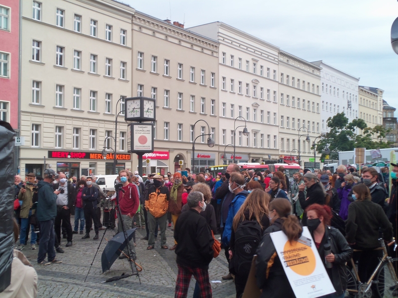 Über 200 Menschen protestierten heute am #Hermannplatz in #Neukölln gegen den #r2gSignaDeal zu #Karstadt und den Ausverkauf der Stadt an Immobilien-Investoren wie #Signa. #SignaRaus #WirBleibenAlle . Siehe auch <a href="/ndaktuell/">nd.Aktuell</a>: neues-deutschland.de/artikel/114129…