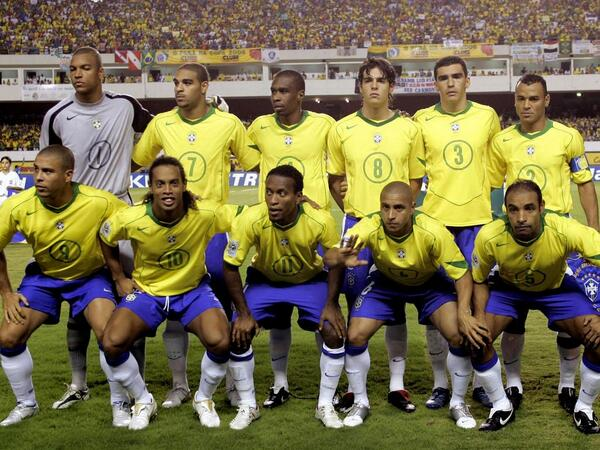_BeFootball's tweet photo. Scolari : « Un jour, je suis entré dans le vestiaire pour parler tactique, mais en voyant Ronaldo, Kaka, Adriano, Roberto Carlos et Cafu en face de moi, je leur ai juste dit :

"Entrez sur le terrain et soyez vous-même, je vous préviendrai si je fais des changements." » https://t.co/gaG6SYnhkm