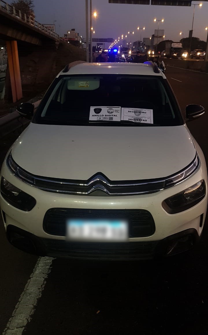 NPolicialesBA's tweet photo. Desde el Centro de Monitoreo del Anillo Digital la @Policia_ciudad localizó un automóvil que circulaba por la avenida General Paz con pedido de secuestro por robo y detuvo a su conductor. https://t.co/8rULRZjPKA