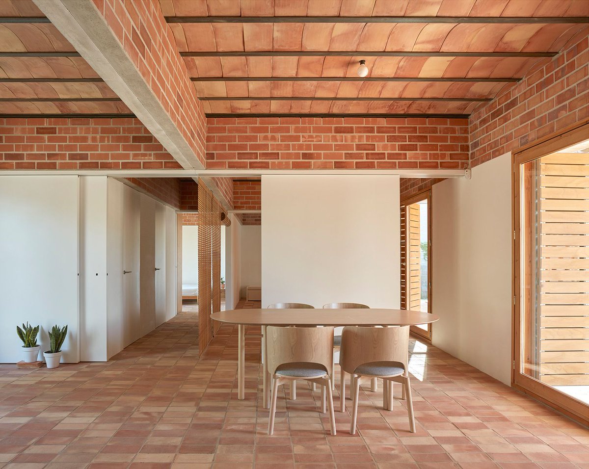 arquitect_viva's tweet photo. Casa en Bétera. Valencia
Hugo Mompó &amp; Juan Grau 
Aplicando la normativa local y la máxima economía de medios, un volumen rectangular y depurado se resuelve compositivamente con ocho espacios iguales dispuestos de manera ortogonal. 
https://t.co/edv2mvsydv https://t.co/RERC6zvS5L