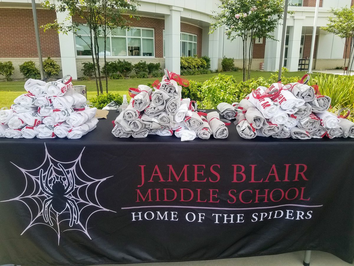 ahowellwjcc's tweet photo. What an Awesome Spider Drive Thru Today at JBMS! ๐ทโค๐ท @JBMS_WJCC @WJCCSchools @MrsCHaskins @aaron_burkart
#powerintheweb
#spiderstrong
#BackToSchool https://t.co/SQhMt0F6mI