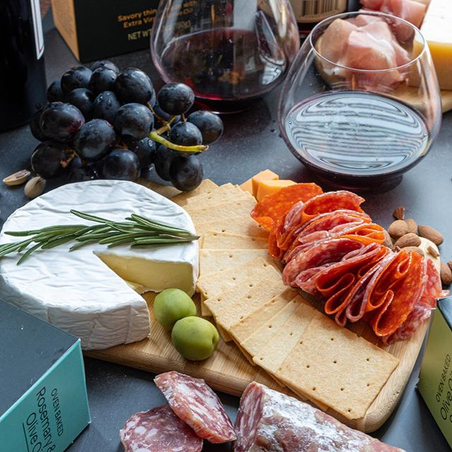 FusionGourmet's tweet photo. The perfect way to re-energize to get through the week!

📷@wanderingchopstix

#fusiongourmet #dolcetto #tuscancrisps #italy #crackers #wine  #charcuterie  #charcuterieboard  #cheese https://t.co/ZdYFSuhT1q