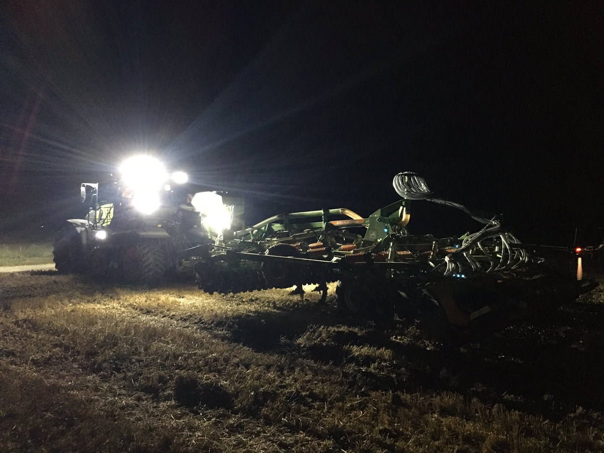 LBBSLIM's tweet photo. Avondje stoppelbearbeitung. Wat ‘n combi! #claas #amazone #breider @kampsdewild_nl https://t.co/nvXbt4ObWy