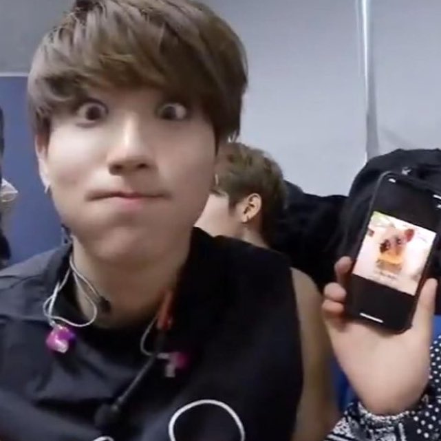 ⠀ ⠀ ⠀ ⠀ ⠀ ⠀ ˃ᴗ˂ han jisung cheeks — a very ⠀ 𝘴𝘲𝘶𝘪𝘴𝘩𝘺 thread