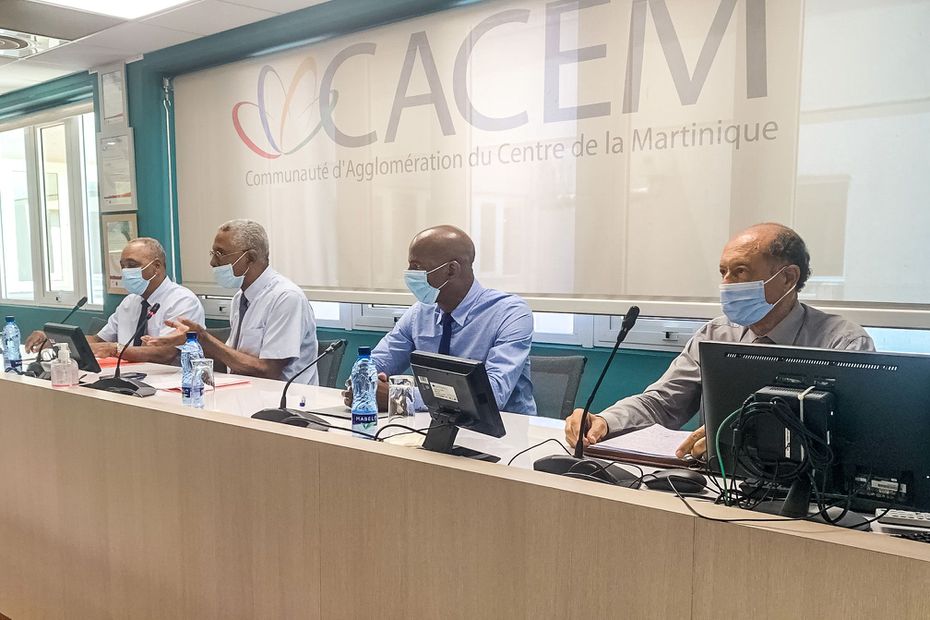 Martiniquela1e's tweet photo. #Martinique : Les présidents des #intercommunalités s'organisent afin que "l’#eau coule aux #robinets des #usagers au prochain #carême"  https://t.co/gNemRe3OAE https://t.co/YxBcubE9IE