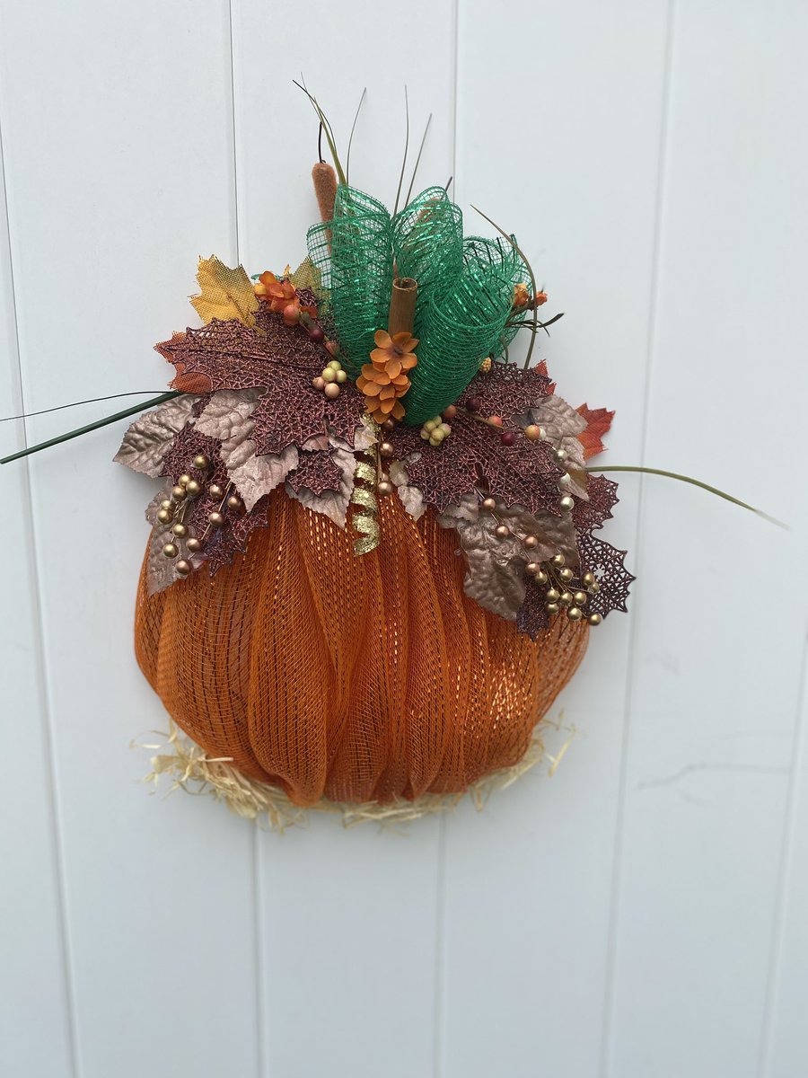 sunkisseeddd1's tweet photo. Who needs a pumpkin? 🎃
Mine don’t rot 😁🎉🎉 #TheGreatPumpkinWreath 
#PumpkinWreath 
#shopsmallbusiness #Shopearly #ItsAlmostFall 
#Halloween 
Link in bio! https://t.co/Yj8rIC3RuZ