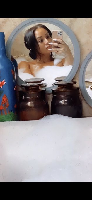 Currently 🛁 on https://t.co/pykjUWhehb wyd? https://t.co/JXr8YdJDST