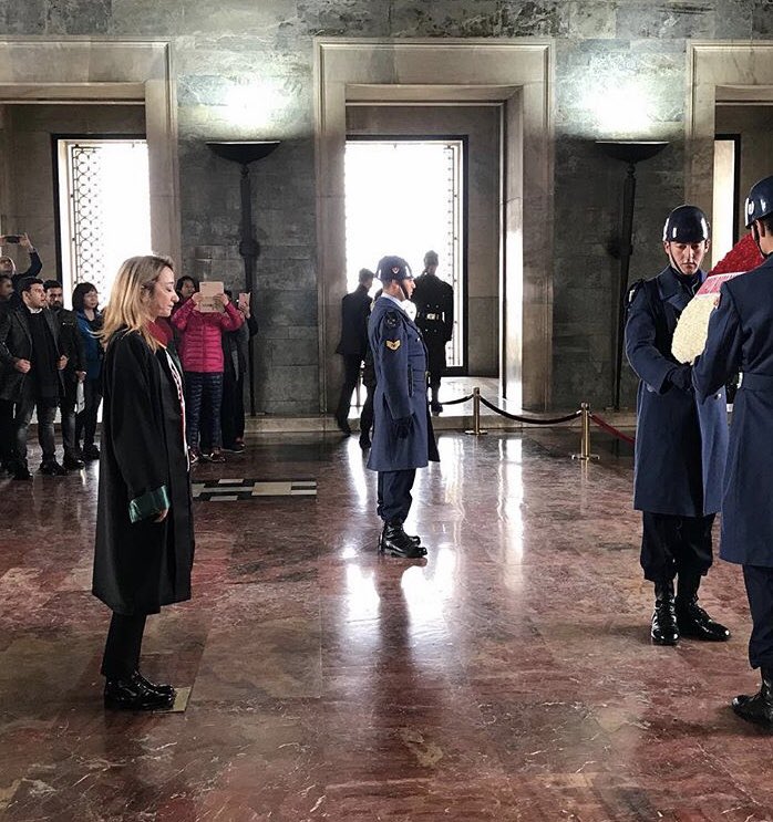 Canım Bahar Ablam, Kıymetli Başkanım senin yüreğinde öyle güzel öyle büyük kanatlar var ki. Tüm hukuksuzlukların karşında. Her adalet arayanın yanında.  Her sıkıntımızda başımızı koyacağımız omuzun yanıbaşımızda. Mücadelen mücadelemizdir. İyi ki varsın.