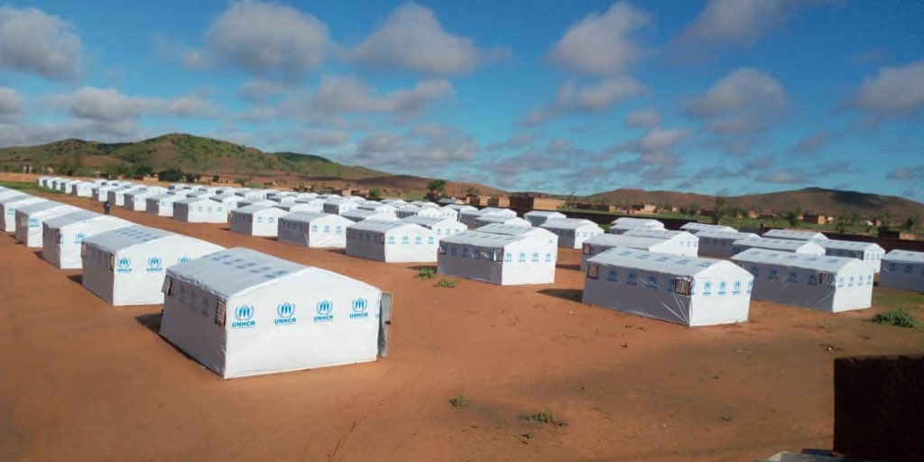IKimyaci's tweet image. 202 abris construits en une semaine à Djibo pour les déplacés internes par #AIRD le partenaire abris du @UNHCR_BF au Sahel.

Cela a pu se réaliser avec l'appui des maçons et menuisiers recrutés dans les communautés (hôtes, déplacés et réfugiés) après une bref formation 👏👏👏