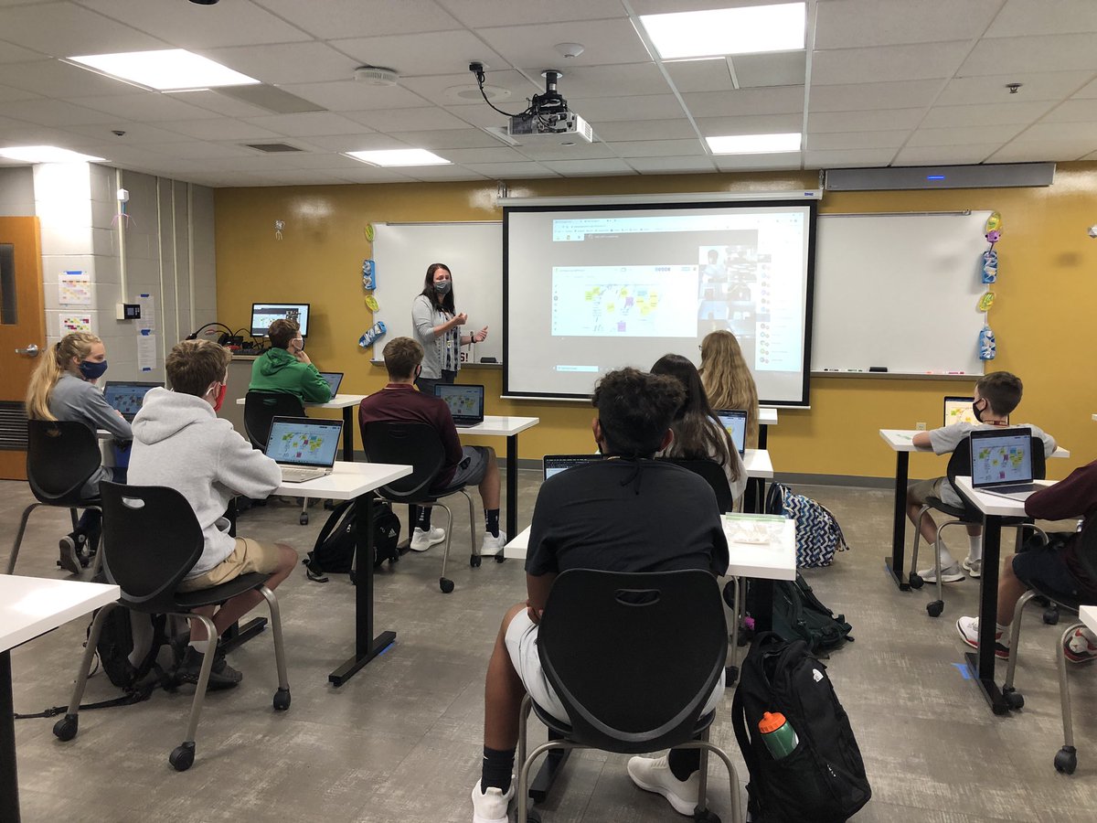 From Choir to Spanish to Biology and everything in between! @BrebeufJesuit faculty & students are learning & leading together. #AMDG #hybridinstruction