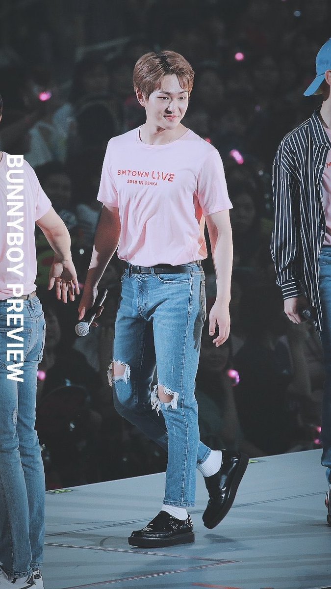 smtown live Yeah these pink tshirts were a gift ... look at his Thigh to waist ratio@yeah jinki thigh thread coming next