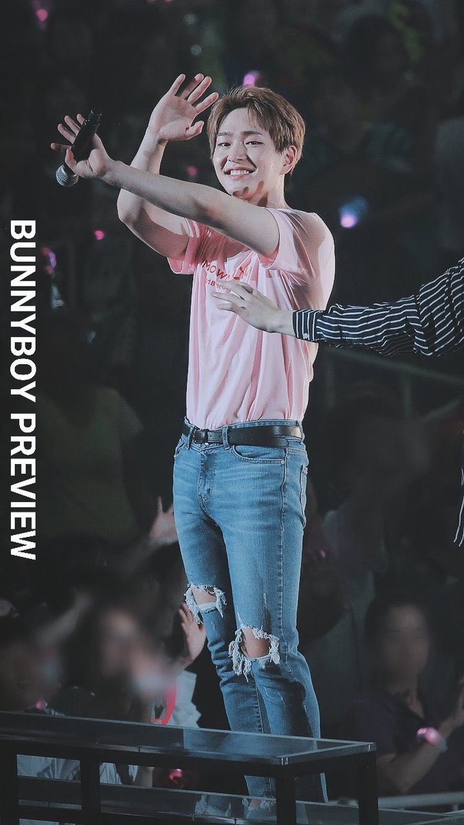 smtown live Yeah these pink tshirts were a gift ... look at his Thigh to waist ratio@yeah jinki thigh thread coming next