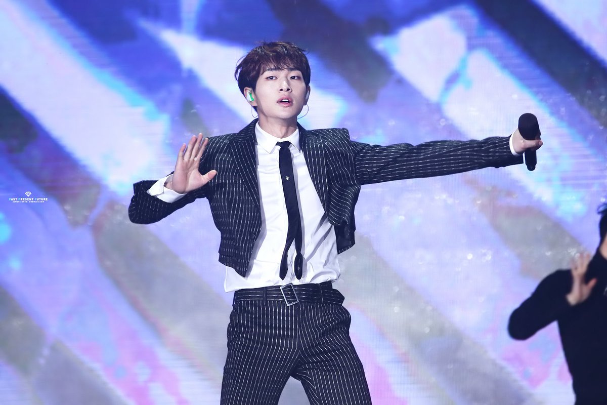 GODDD LOOK AT HIM this man has a skinny waist and a skinny tie exactly jinki you dropped this