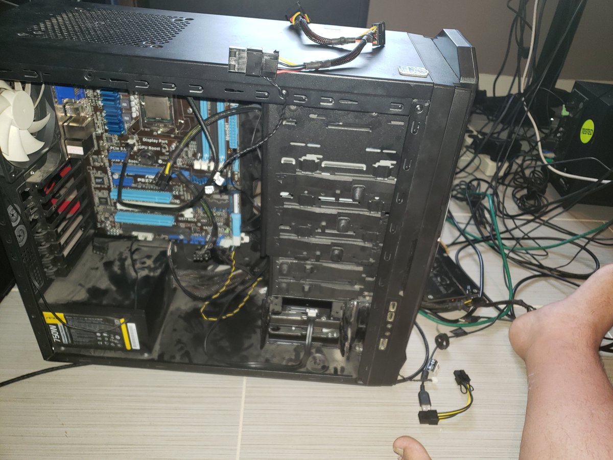 GamingWithHale's tweet photo. IT'S HAPPENIIIIING
CABLE MANAGEMENT LEVELS ARE THROUGH THE ROOF RIGHT NOW
Well actually through the back of the system but YOU GET THE POINT
#PCBuild #rebuild #PleaseDontExplode https://t.co/qZ3Id8prvq