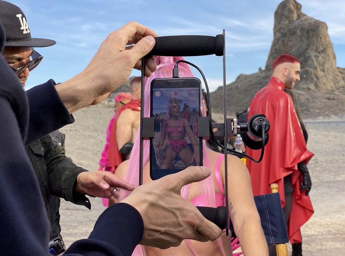 SmartFilmsPY's tweet image. ¿Sabías que uno de los videoclips del último álbum de @LadyGaga fue filmado con un celular?
Sumate a esta revolución del audiovisual con SmartFilms® #YoSoySmartFilmspy
#SmartFilmsPy