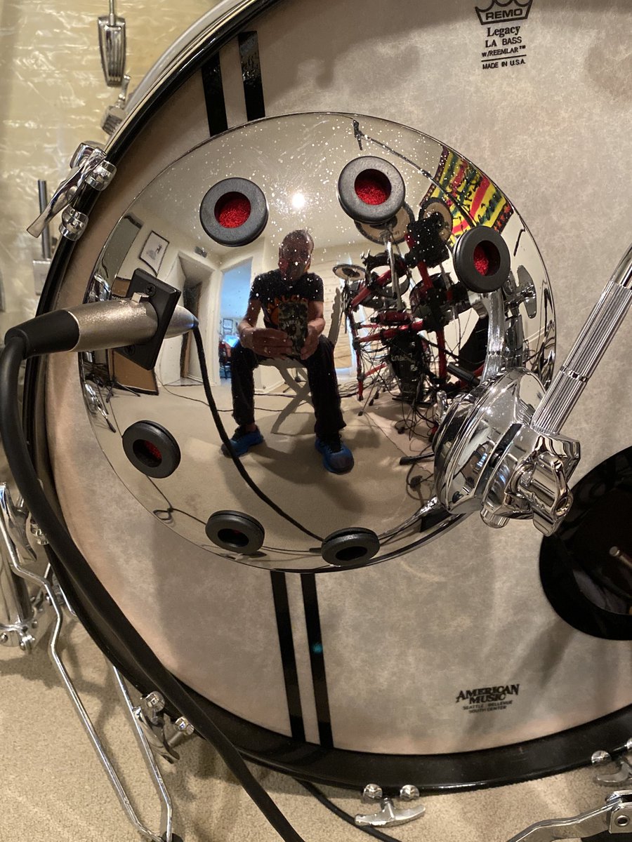 I’m having a great time in the studio I love my bass drum Mike i’m in the middle of an EP peace and love😎✌️🌟❤️🥦🎶🥕🎵☮️