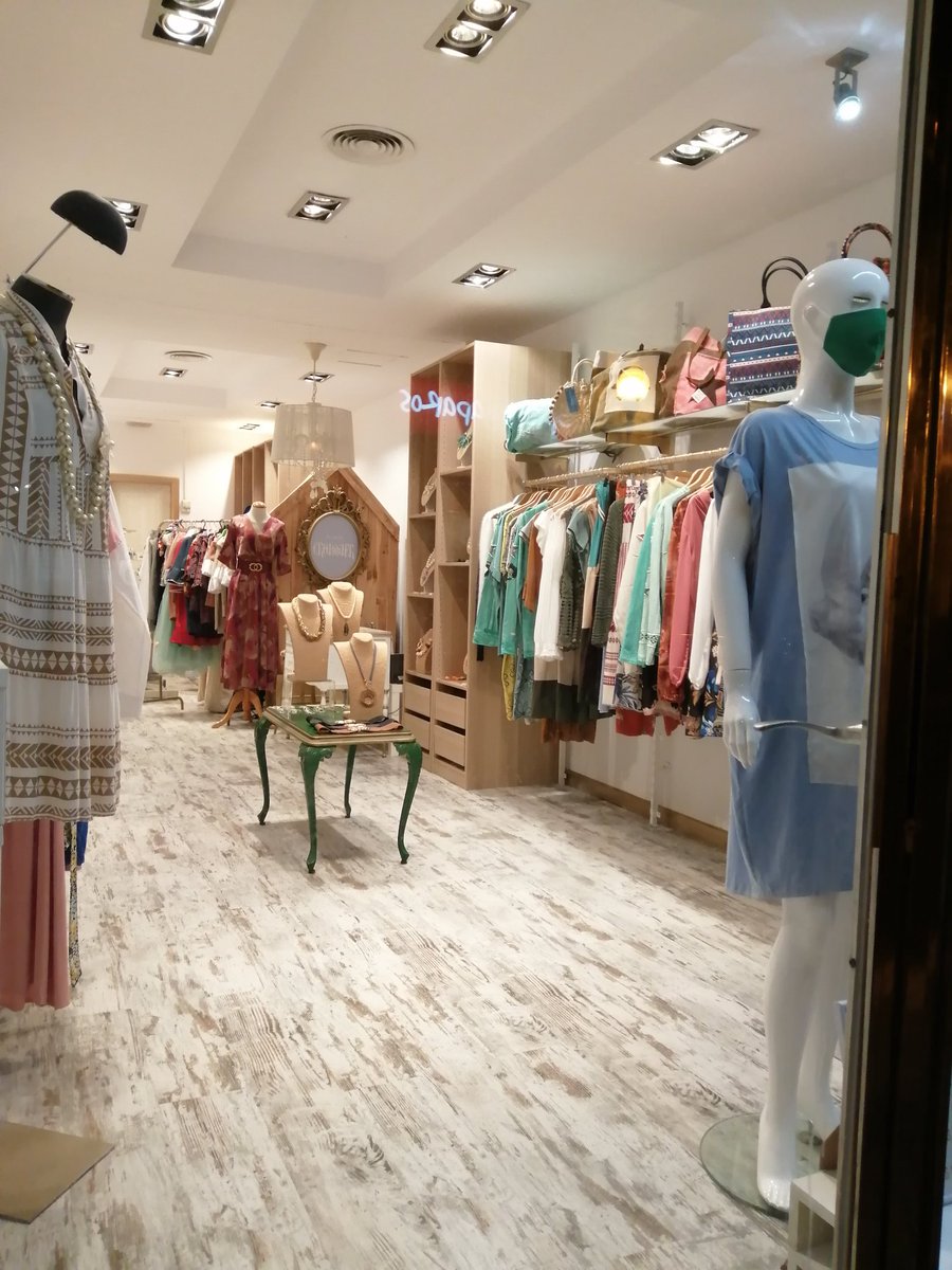 GabrielBourbon's tweet image. Dicen que abrir una tienda nueva en estos tiempos es de locos ¿y qué es la vida sino una locura? Desde mañana les espero en el 11 de Viera y Clavijo.