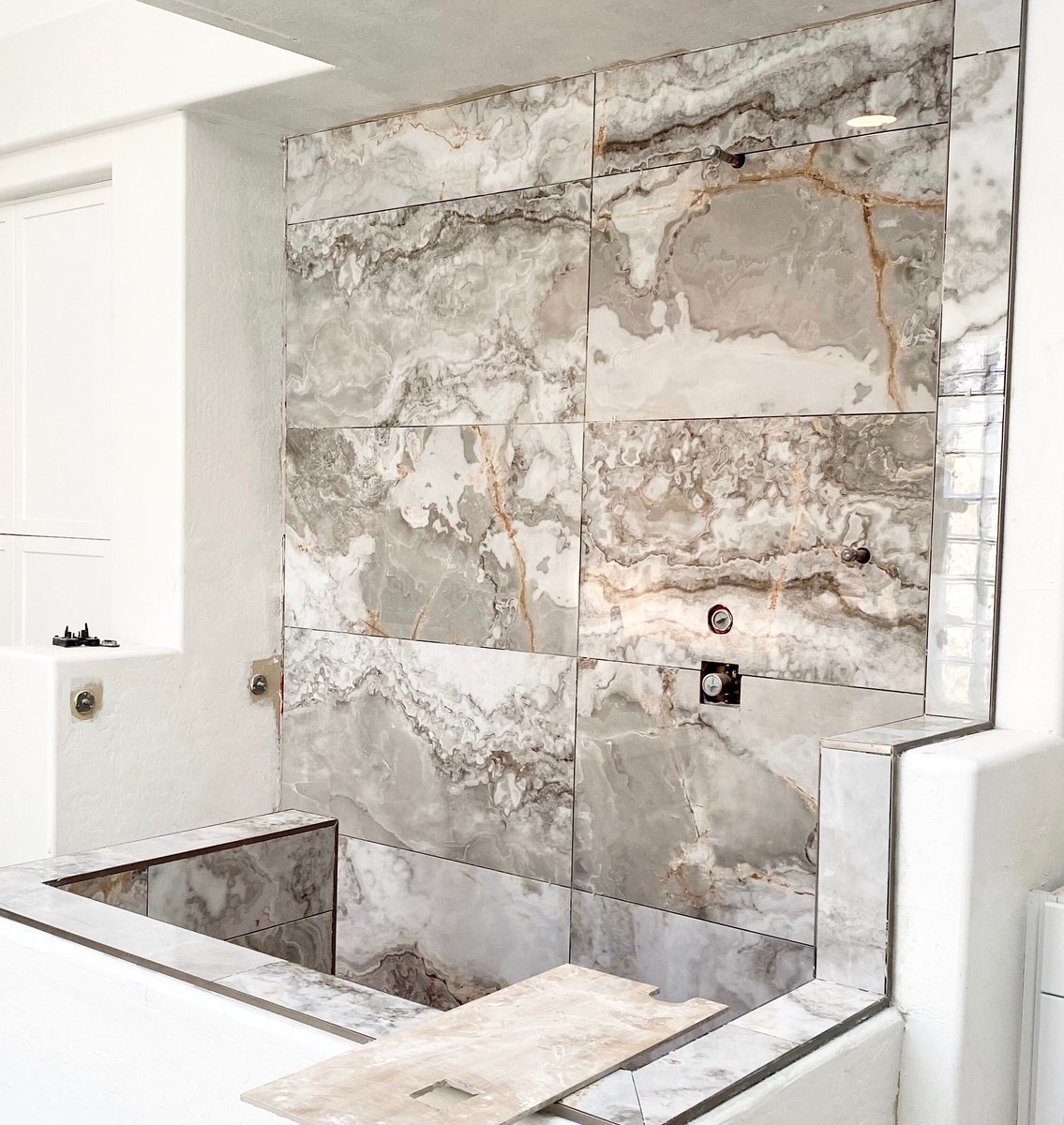 This tile in the master bathroom is sure to make a statement! WOW. #topcompdesign
.
.
.

.
.
.
#topcomp #azrealestate #topdollar #sellformore #phoenixrealestate #scottsdalerealestate #renovations #updatetosell #renovatetosell