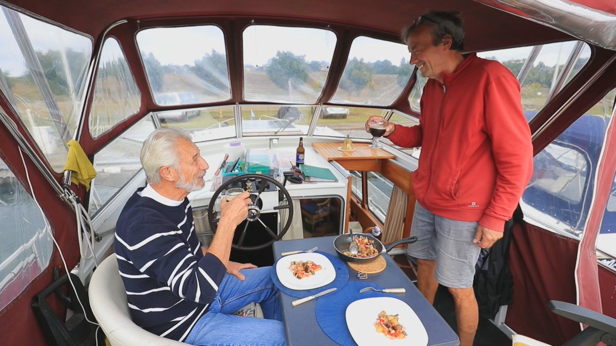 世界遺産 船で暮らしている人もいる ベルギーの中央運河 キッチンにシャワーやトイレも備え 気ままに移動 停泊地では ベルギービールで乾杯 おいしい生活です 世界遺産 ベルギー 中央運河 ビール