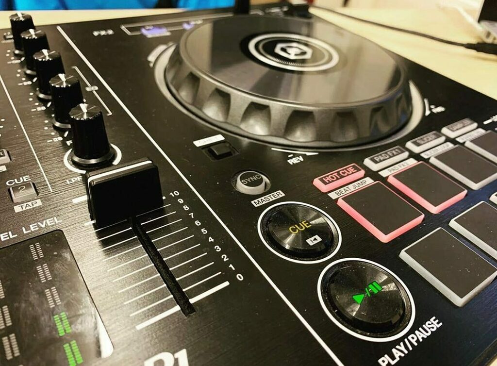 djschoolhouten's tweet photo. Play/pause & cue that track! #fader #hotcue #ddjrb #pioneerdj #mobiledj #djlife #mobiledjlife #edm #dance #ddj #dj #tracks #deephouse #house #music #djschool #djschoolhouten #rekordboxdj #pioneer #rekordbox #djm #cdj #xdj #melodichouseandtechno #djm #h… https://t.co/hjLt361ZzS https://t.co/pHciwfRFnS