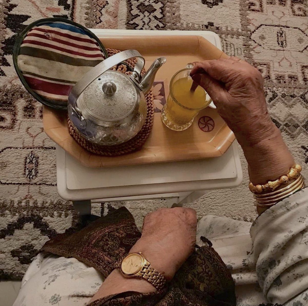 عسى عيون امي ما تدل درب الاحزان
  تضحك ولا منها بكت من فرحها .