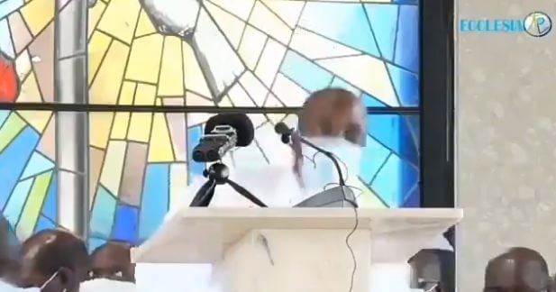 وسط صرخات الحاضرين .. شاهد: وفاة قس فجأة أثناء حديثه داخل كنيسة is.gd/MdMITT