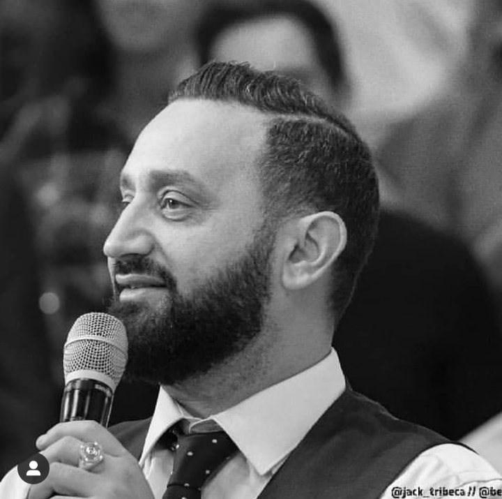 DiardLaura's tweet image. Hey ! @Cyrilhanouna ça fait un moment que j'essaye de te contacter mais c'est compliquer avec tout les messages que tu dois recevoir mais je voulais simplement te remercier parce que je traverse un moment compliquer mais tout les soirs je rit, donc merci.❤ je t'aime beaucoup.😍