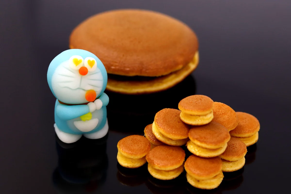 ドラえもんの誕生日を記念して作られたスイーツ、和菓子とどこでもドアパン‼