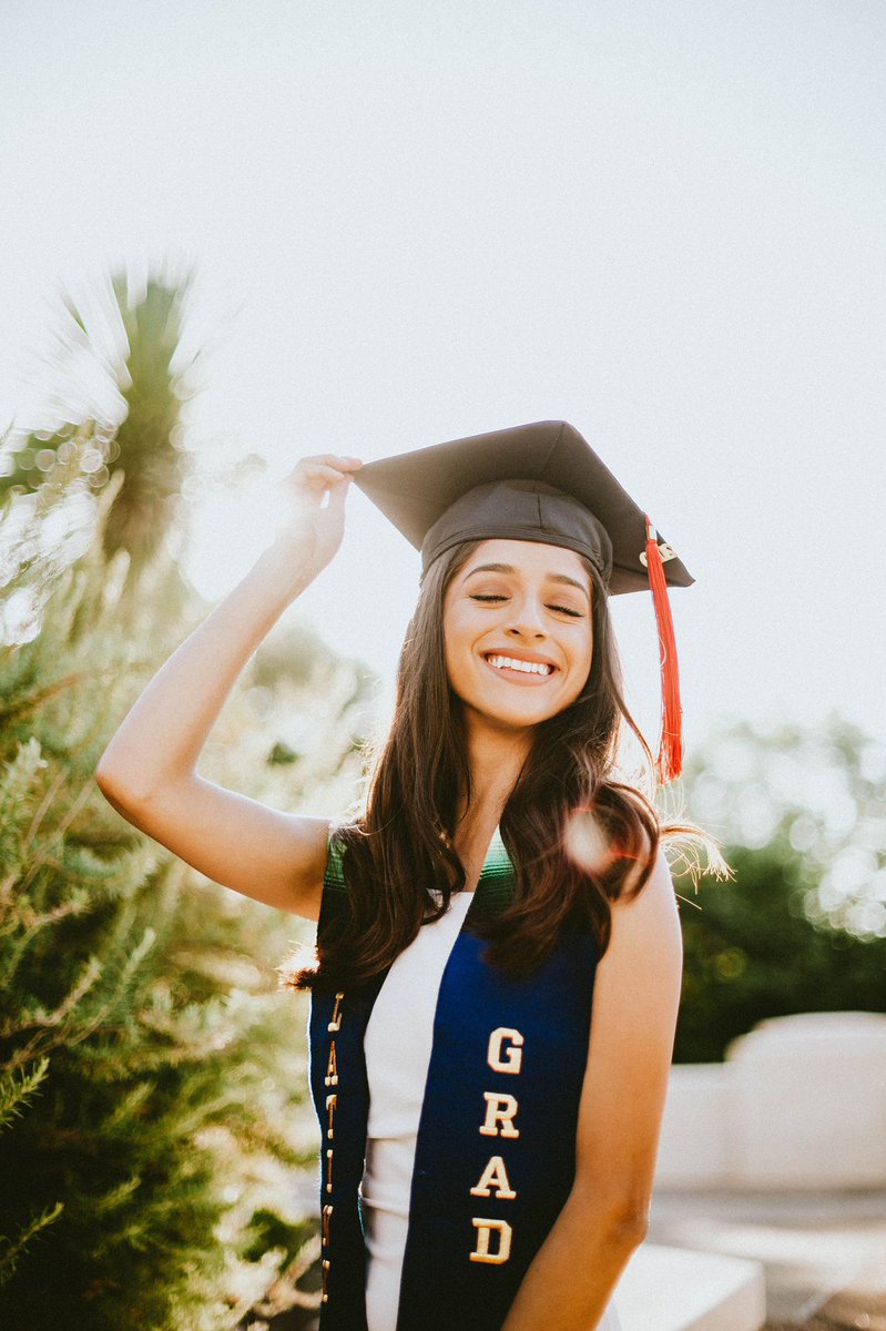 juliegarcia98's tweet image. ✔️First-generation Hispanic graduate 🇲🇽
✔️Honor grad💡
✔️Bachelor of Journalism from the  2nd best journalism program in the country 🎥
✔️Graduate from THE University of Texas at Austin 🤘🏽

#UT20 #UTgrad #TexasEx #UTAustin
