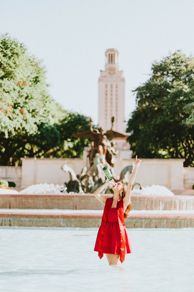 juliegarcia98's tweet image. ✔️First-generation Hispanic graduate 🇲🇽
✔️Honor grad💡
✔️Bachelor of Journalism from the  2nd best journalism program in the country 🎥
✔️Graduate from THE University of Texas at Austin 🤘🏽

#UT20 #UTgrad #TexasEx #UTAustin