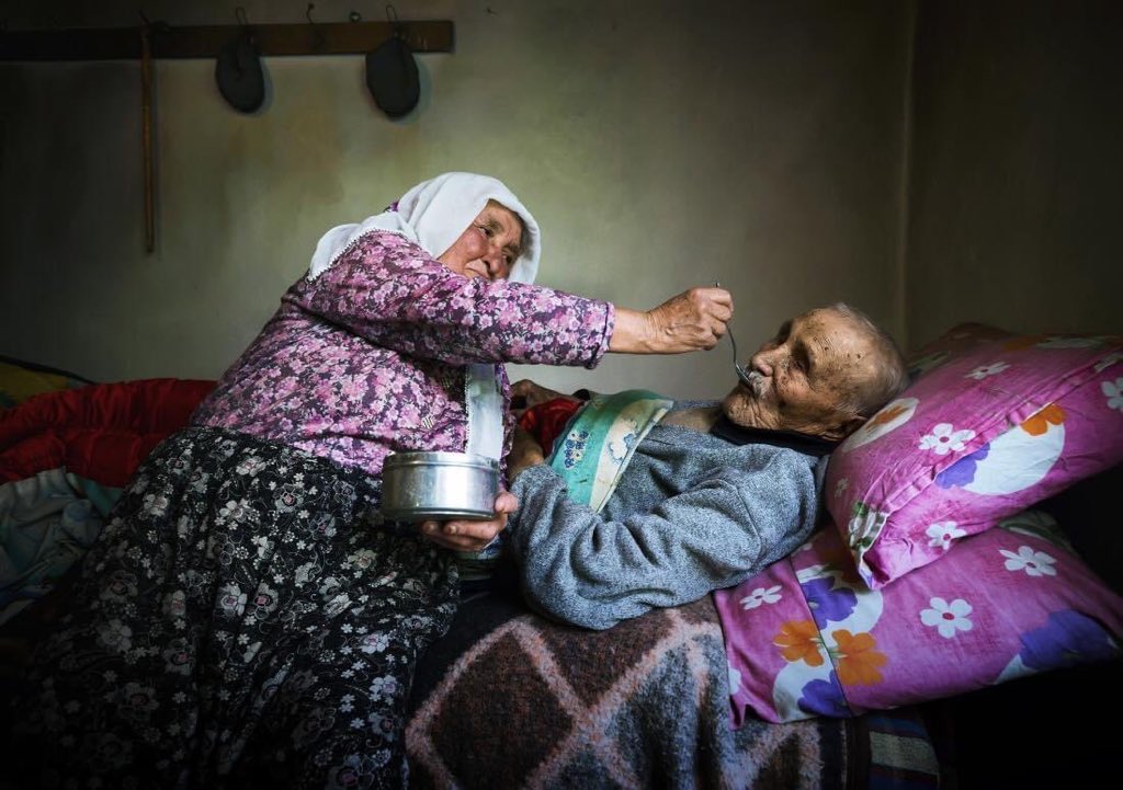 عاشِر أصيلاً إذا جارَ الزمانُ عليك يجودُ ♥️.