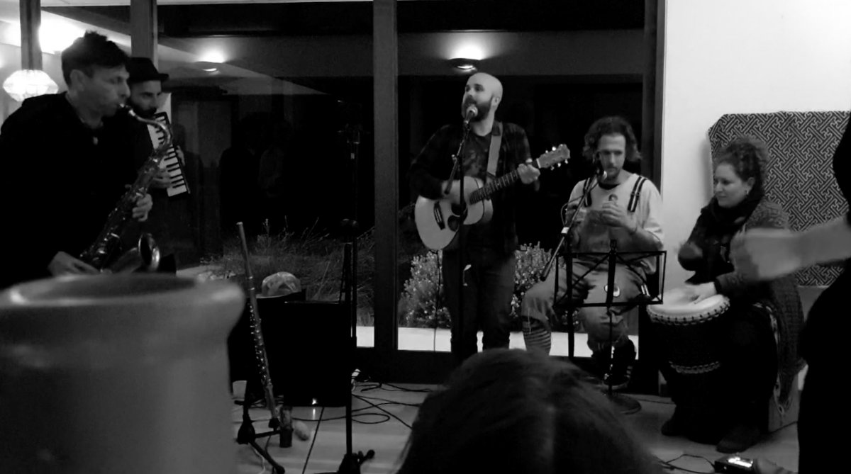 itspapafire's tweet image. Played live for the first time in ages on Monday night with an impromptu jam band of amazing musos, to a handful of humans in a lounge room. 

My heart is still exploding with joy days later. Huge love to everyone in lockdown, we're getting through this.

youtu.be/mACy_NWHaWo