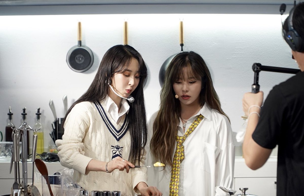Starting with these 2 pics cuz I know that we all know the story behind them and we obviously can see Wheein’s expression the moment she saw Moonbyul’s omelette 