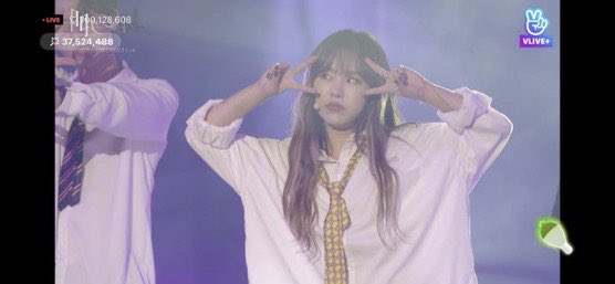 The moment when Wheein entered the stage to perform “Selfish” with Moonbyul 