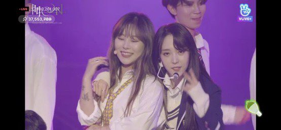 The moment when Wheein entered the stage to perform “Selfish” with Moonbyul 