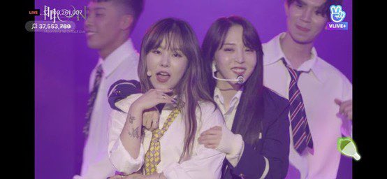 The moment when Wheein entered the stage to perform “Selfish” with Moonbyul 