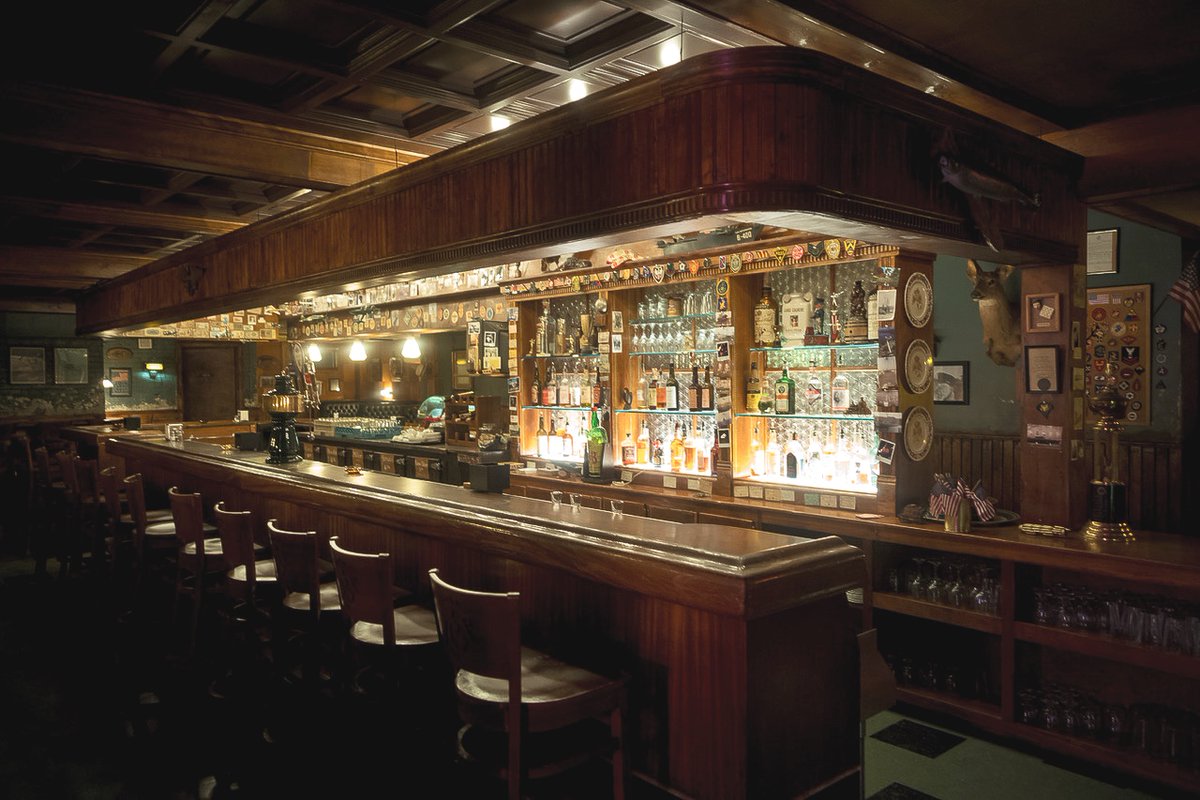 On tonight's episode, we will be following up with Andrew Baseman about other impressive projects like #InTheHeights  #Gotham #TheAmericans and the David Fincher series, #Mindhunter
📷Nikolai Loveikis -MINDHUNTER, Command Post Bar
#setdec #setdecorator #designtalk #podcast #new