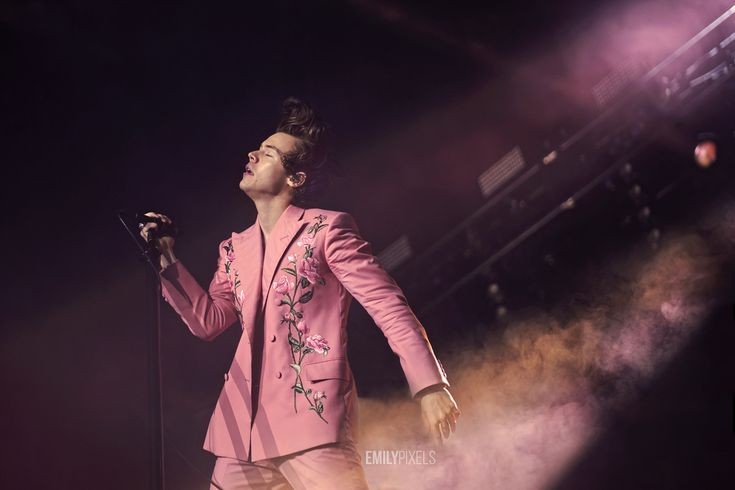 Harry Styles Live on Tour Suits as Nebulae, a thread.