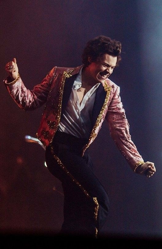 Harry Styles Live on Tour Suits as Nebulae, a thread.
