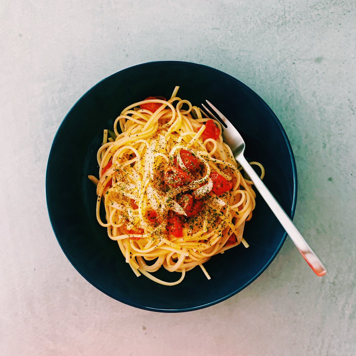 Q本かよ 生物群さんが紹介していた渡辺泰啓さんの焼きトマトソースのパスタを作って食べた 普通の玉ねぎで あとオレガノもなくてパセリをふった 甘くて美味しかった