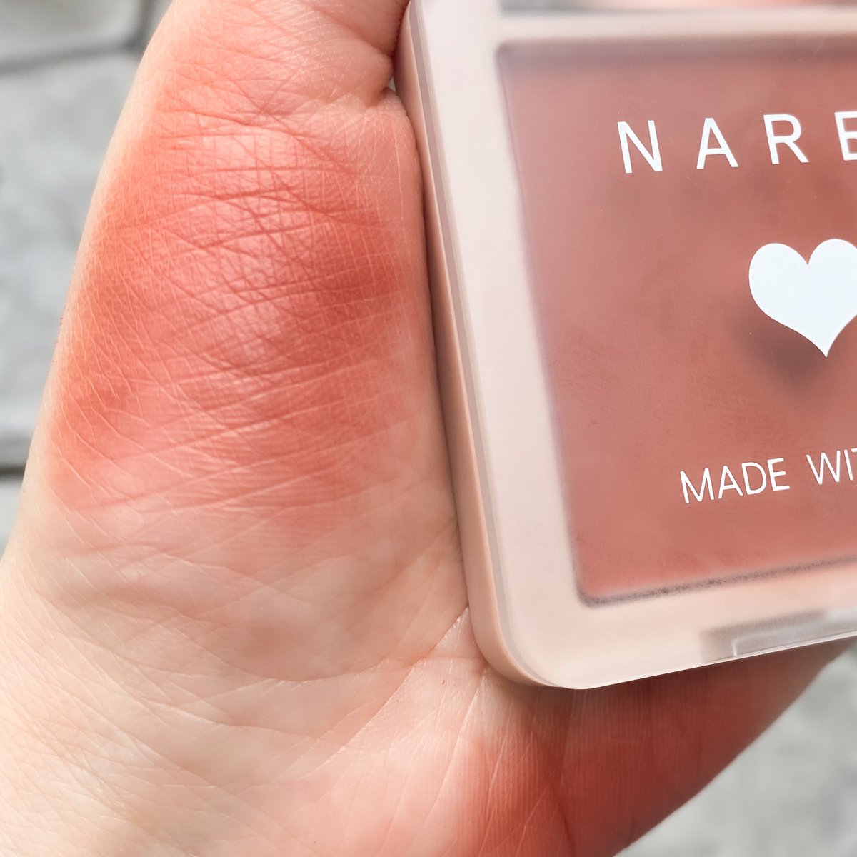 fonfondly's tweet photo. สุดจะปัง บลัชออนสีนี้คือชอบมากของ @nareemakeup สี 05 My best friend  ทาแล้วดูกลืนไปก���บหน้าเหมือนกินมะเขือเทศ 10 ลูก 5555 ช่วงนี้ทาแต่สีนี้ เพราะรู้สึกว่าเข้ากับลิปทุกสี นี่ใช้คู่กับแปรงของเค้าเลย จิกสีดี ทำให้บลัชราคา 99 บาท สวยไปไหมค่า ที่ Watsons มีขายนะ ไปตำกันได้
#รีวิวnaree https://t.co/yd1SctYrk0